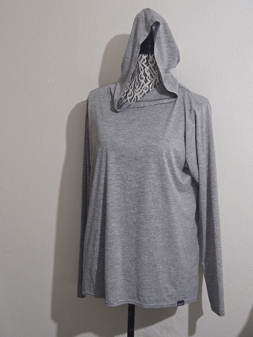 Patagonia Light Heather Gray Capilene Cool Daily Top - Picture 2 of 9